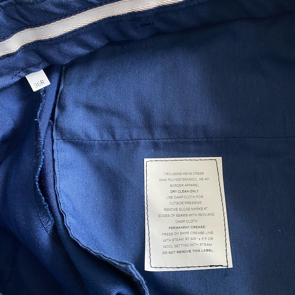 Pressed and ready to wear! Tailored pant in a gorgeous navy blue - Picture 4 of 4